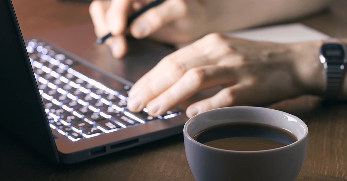 Person arbeitet fokussiert am Laptop mit Kaffee – Symbol für modernes Arbeiten und Karriere bei Credaris