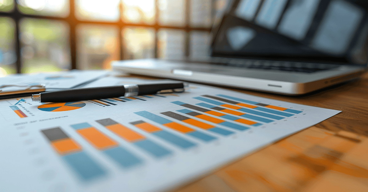 Diagramme und Laptop auf Schreibtisch – Symbol für Transparenz, Entwicklungen und Fakten in den Medienmitteilungen von Credaris