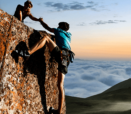 Bergsteiger hilft Partnerin beim Aufstieg – Symbol für Vertrauen, Unterstützung und finanzielle Hilfe durch Privatkredit